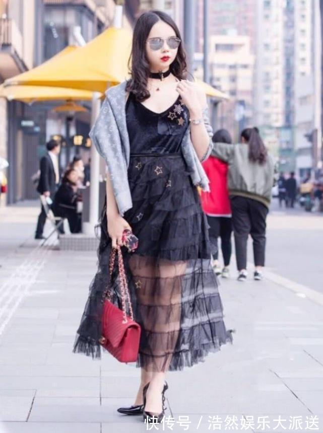 平底运动鞋|美女街拍气质优雅的小姐姐,穿搭紧身裙,尽显曼妙身材!