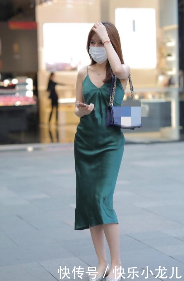 立马|一件墨绿色连衣裙在身,气质立马变得不一样