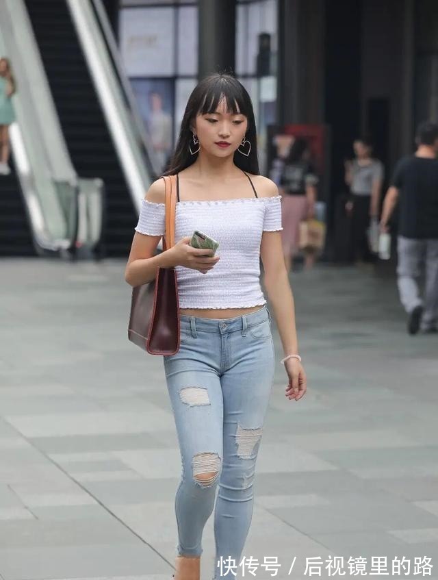 塞裤腰 今年流行“低腰裤”,但也并非谁都能穿,露出小肚子不是很尴尬