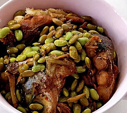 此菜上桌全家都爱吃,食材普通钙质丰富,烧一烧上桌,咸鲜下饭!