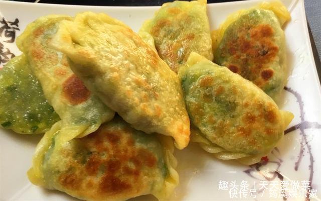 韭菜烙盒子，这么做饼皮不干不硬特柔软，鲜香又入味，真解馋