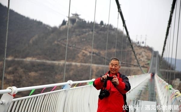 中原地区第一条跨黄河玻璃栈桥在黄河三峡建成