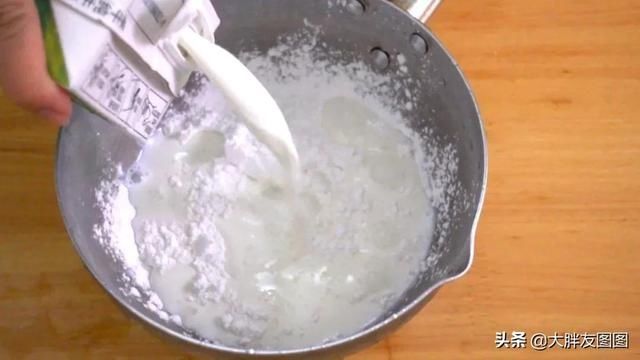 牛奶水麻薯,5分钟就能搞定的甜水美食,无烤箱,滑溜溜,绝了