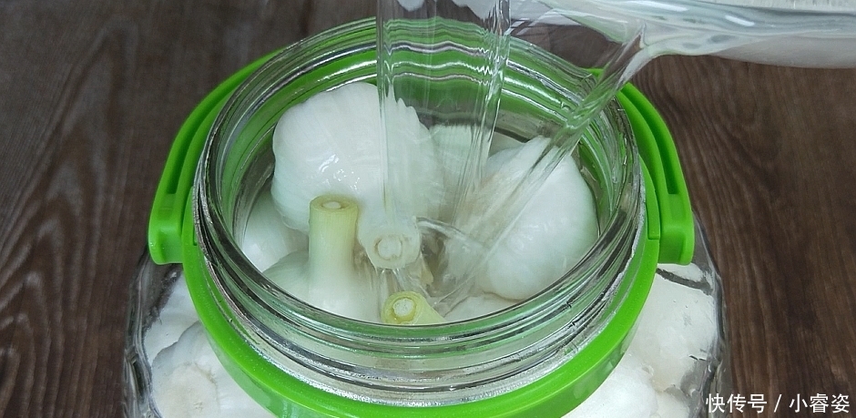 5斤大蒜1瓶雪碧,教你秘制“水晶蒜”做法,美味可口,越吃越上瘾