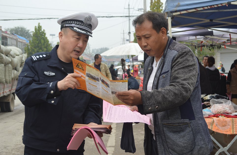 菏泽交警开展美丽乡村行交通安全宣传活动