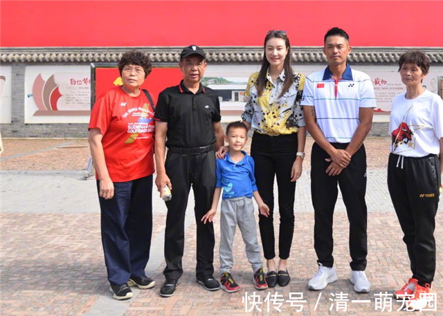羽毛球|谢杏芳家庭地位高！与林丹合影细节有变化，不再只顾及老公的面子