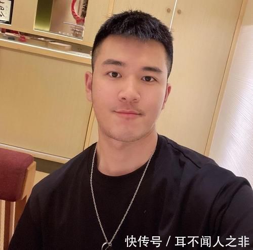 露额|20岁左右男生别留“锅盖头”,剪这5款发型更适合,干净又帅气