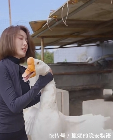 邓刚教聂小雨钓鱼,全程认真指导,网友:身材确实好