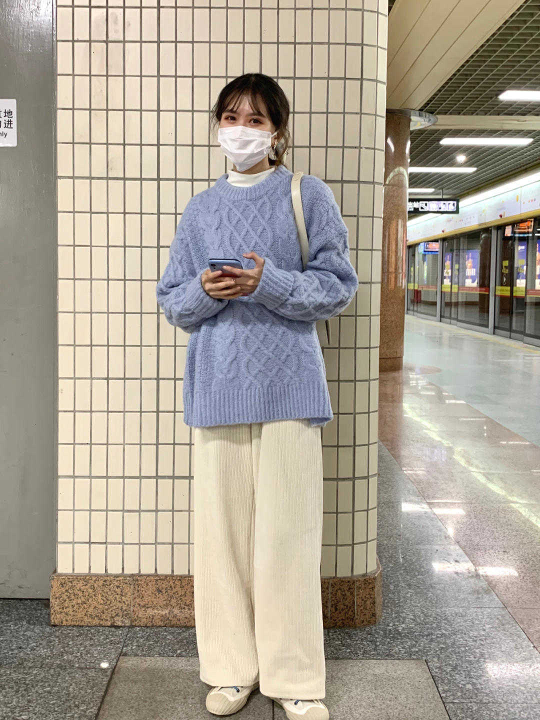 天蓝色 冬天室内穿搭千万别错过“蓝毛衣+白裤”,上身又美又仙,贼好看