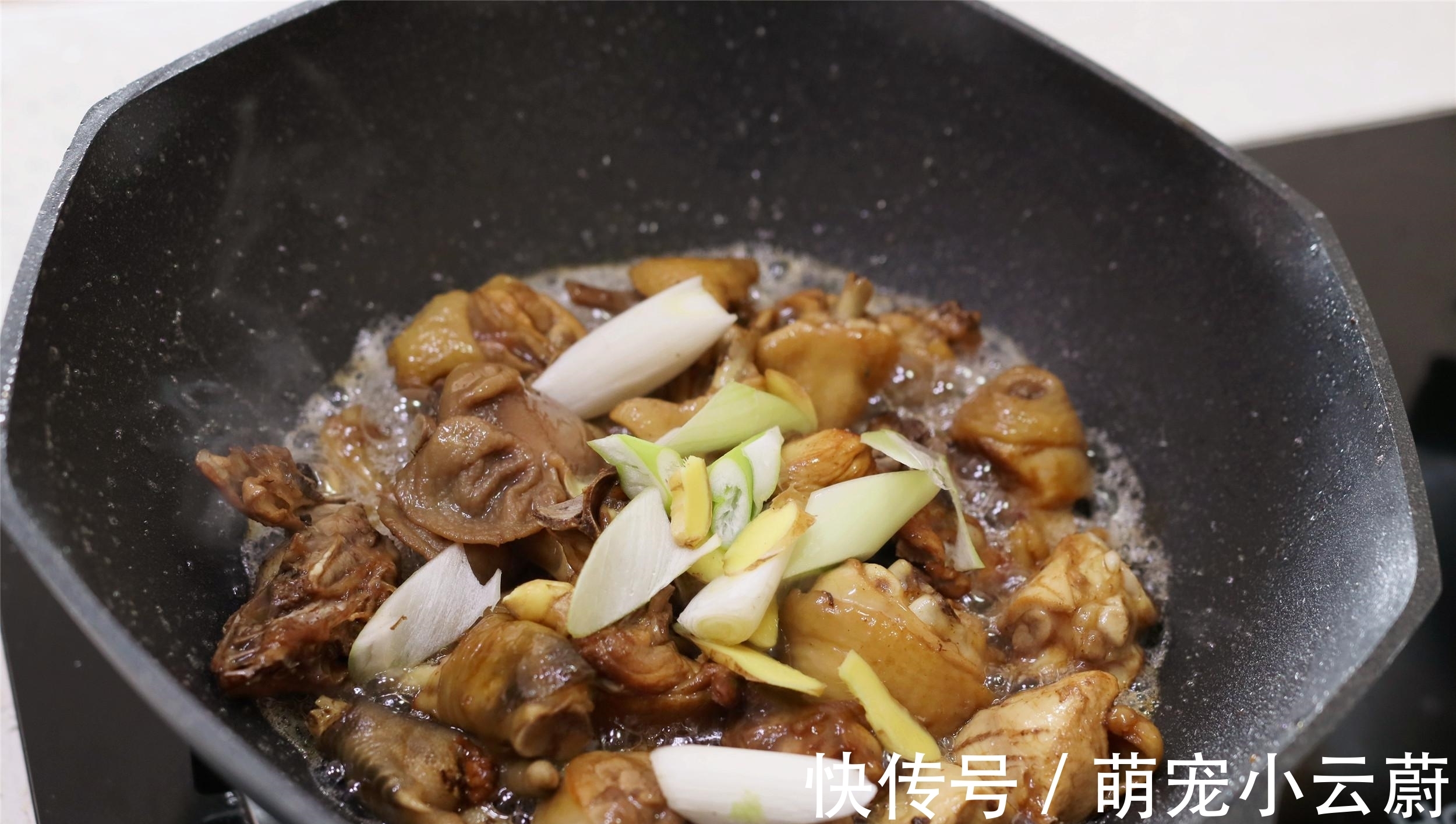 做黄焖鸡，土豆香菇别乱加，记住加“3酱”，鸡肉香，汤浓郁下饭