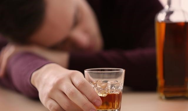 脂肪肝|肝硬化怎么来的?肝病医生:都是睡前这四个习惯害的