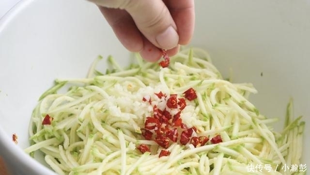 这瓜可以生吃,切成丝,拌一拌就能上桌,味道清新爽口又开胃