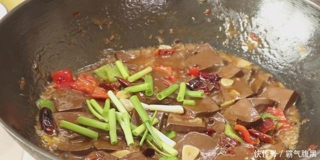 入少许|麻辣鸭血怎样做才好吃?学会这一招,鲜香滑嫩不破碎,麻辣鲜香