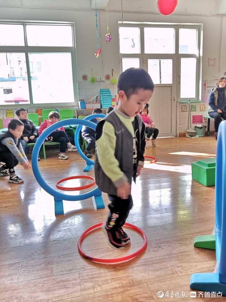 情报站｜跳跳、钻钻、走走……幼儿园小朋友们游戏中学习数字排序