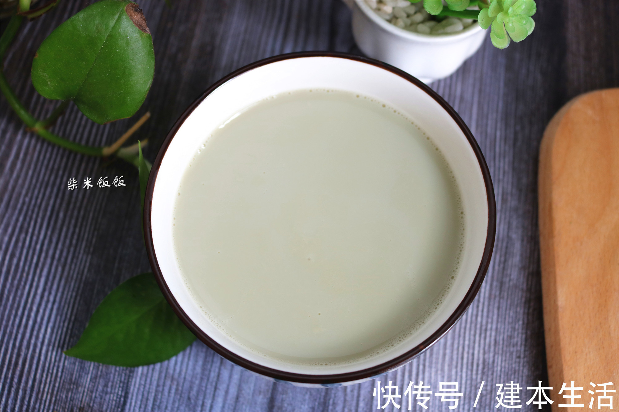 豆浆|夏季喝豆浆，别只放黄豆，多加这3样，清热润肺又消暑