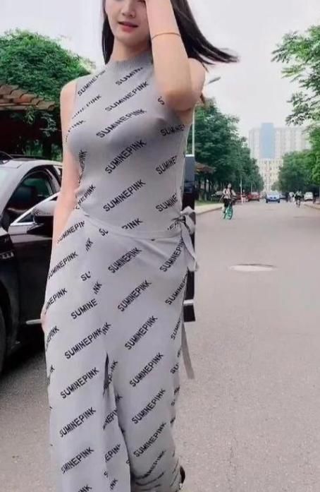 连衣裙|街拍小姐姐,笔直的大长腿搭配叉腿连衣裙,吸睛又好看