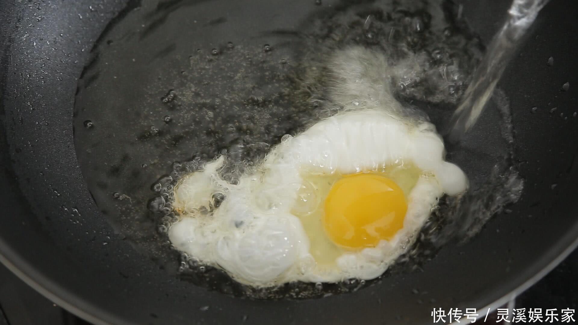 煎荷包蛋时,油里多放一样东西,荷包蛋又圆又嫩,0失误还不粘锅