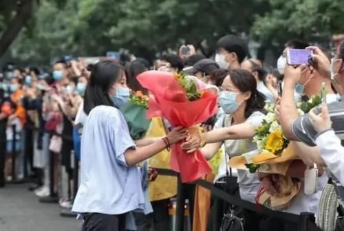 录取通知书|为啥女学霸查分只得0分，985高校却发来录取通知书，原因引热议