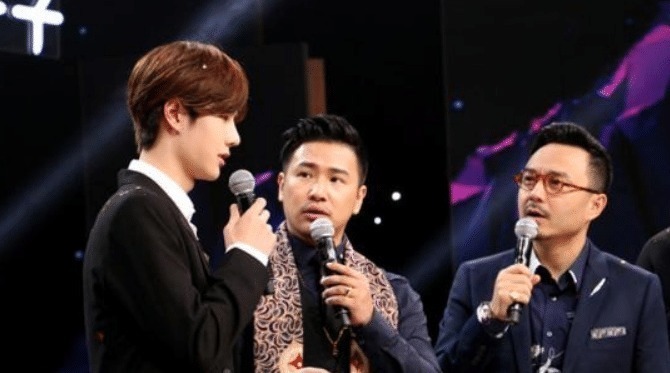 机车|王一博和钱枫出席活动合影,钱枫脸部被虚化,偏爱程度很明显