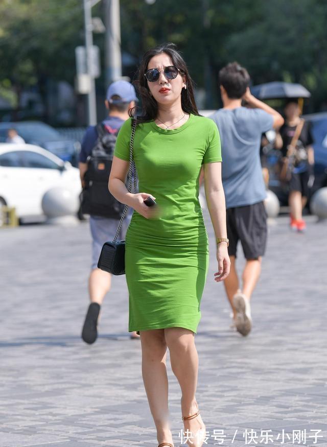 基本色 连衣裙的穿着更遮肉，展现优雅动人的气息，演绎不一样的风情