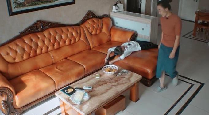 檔綜藝節目|《變形計》農村女孩躺沙發，闊太動作引爭議，關系真假一目了然