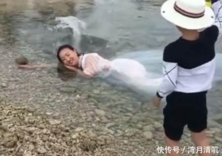 新郎|奇闻:新人公园拍婚纱照,新娘穿白纱躺臭水沟成片效果非常惊艳