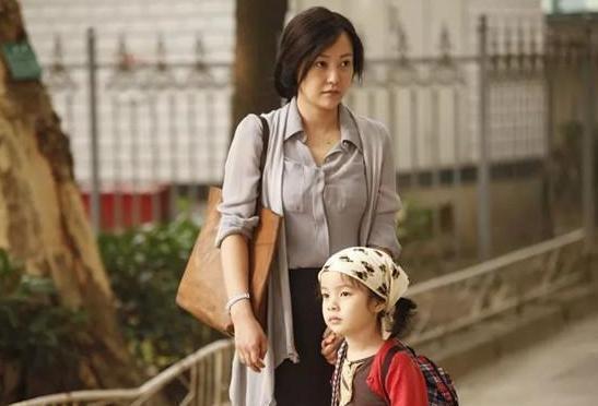 外婆|“年轻”外婆抱娃走红,看起来不过30岁,网友:简直太美了