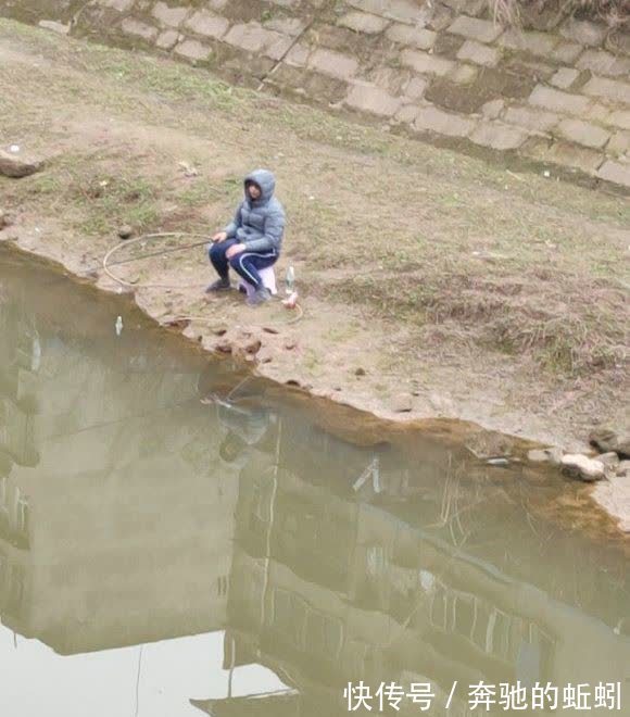 因鱼竿被大鱼拖走，广东一钓友下水溺亡，当地人：河里好多大鱼