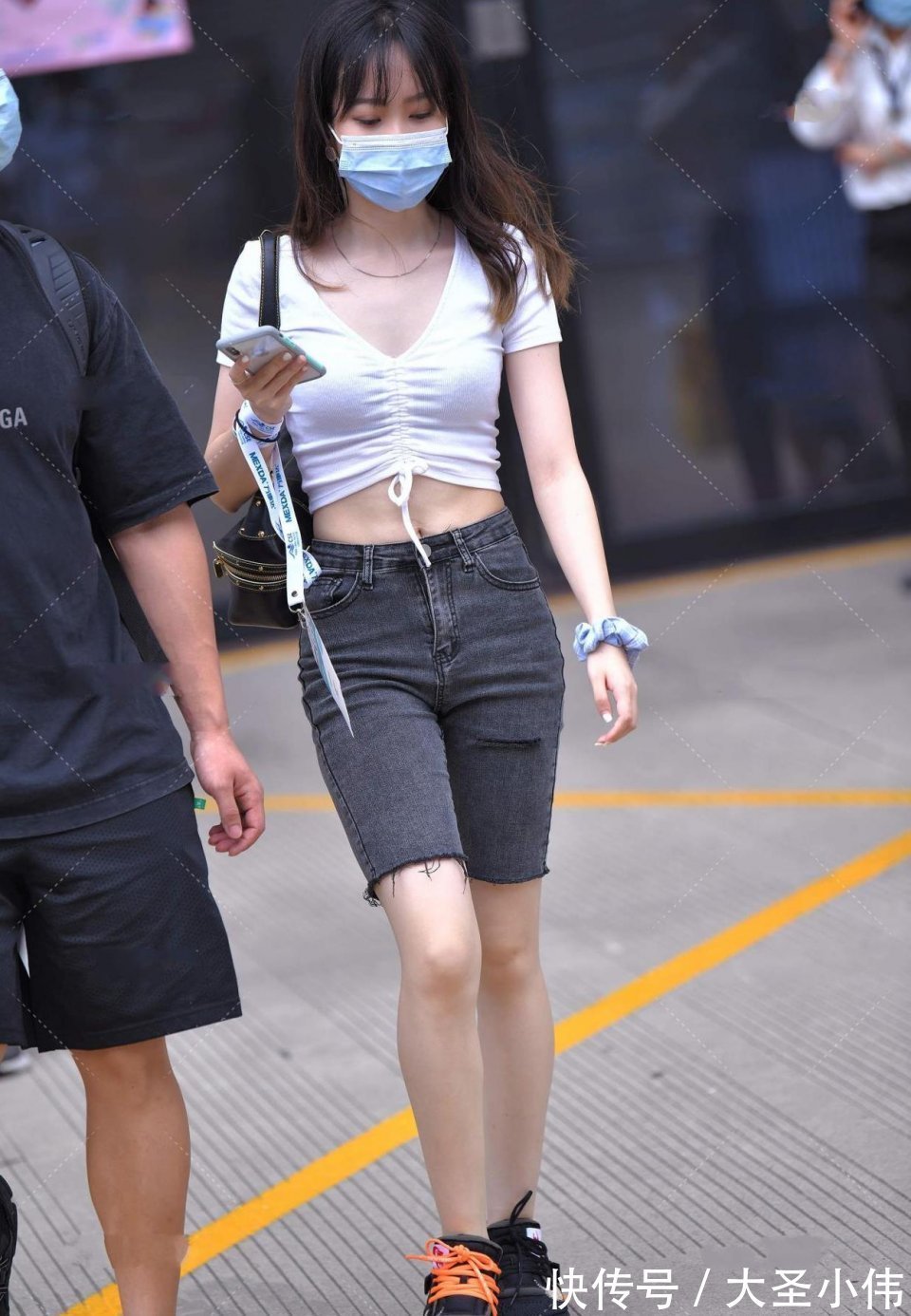 前卫|美女街拍:美女如幽幽牡丹,身材极好,原来胖可以这么美,真是“油而不腻”