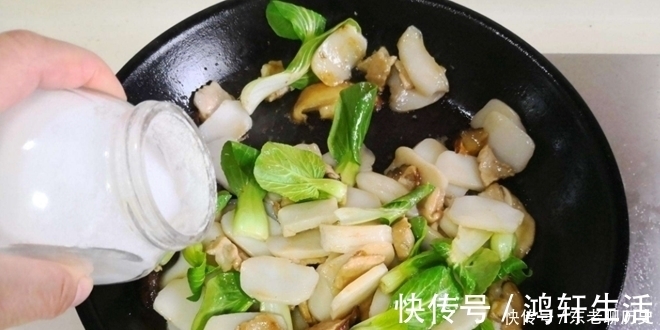 炒青菜时,加冷热水都是错误的,试着加点它翠绿不发黑