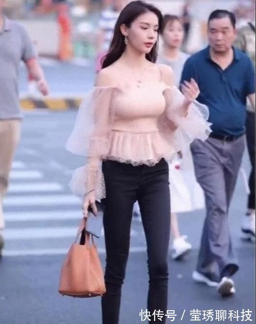 上衣 一字肩花边上衣搭配小黑裤,仙气十足,性感又不失可爱