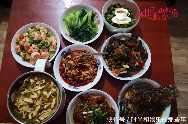 回娘家吃饭,母亲做了8道菜满满一桌,还是娘最疼人,网友羡慕