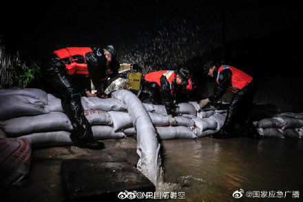 台风|台风过境引发内涝武警官兵雨夜驰援