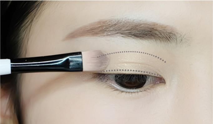 粉粉嫩嫩的桃花妆这样画，洋溢着暖春的气息，温柔又带点小妩媚