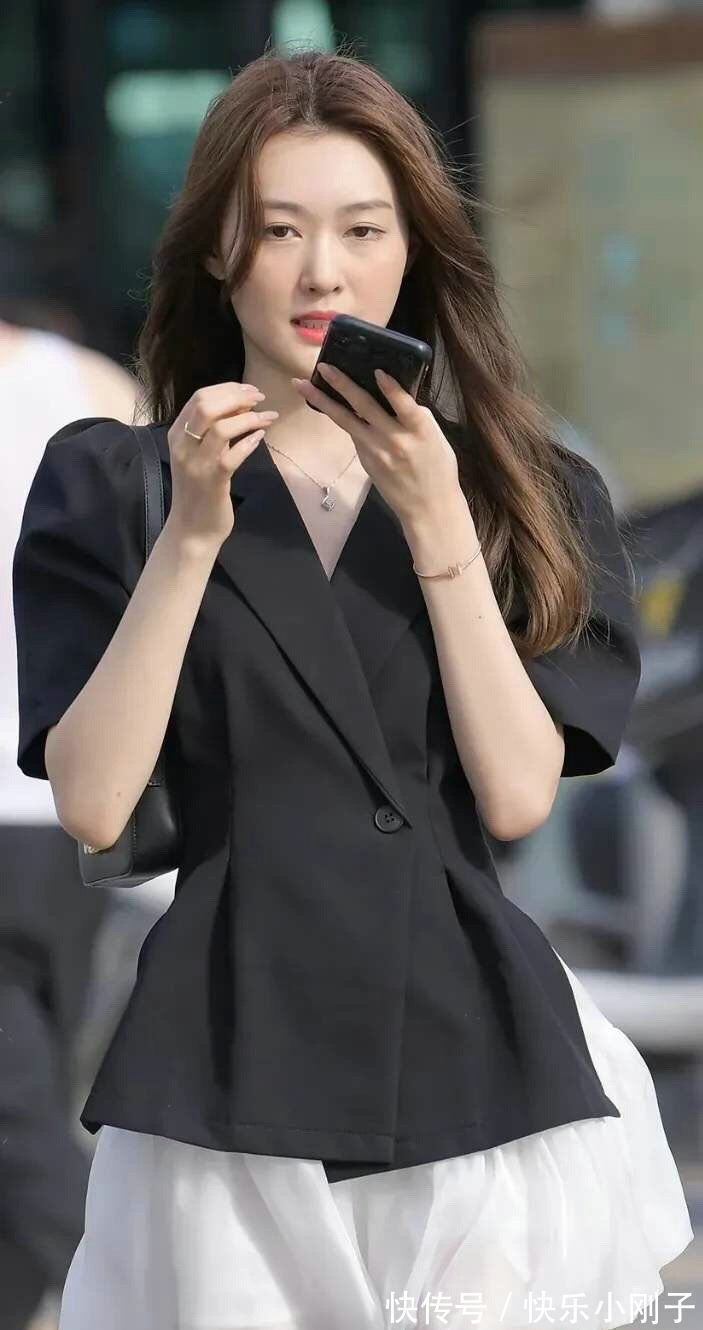 曲线 衬衫搭配的黑色半身裙,简约利落的设计,轻松展现女性的曲线美