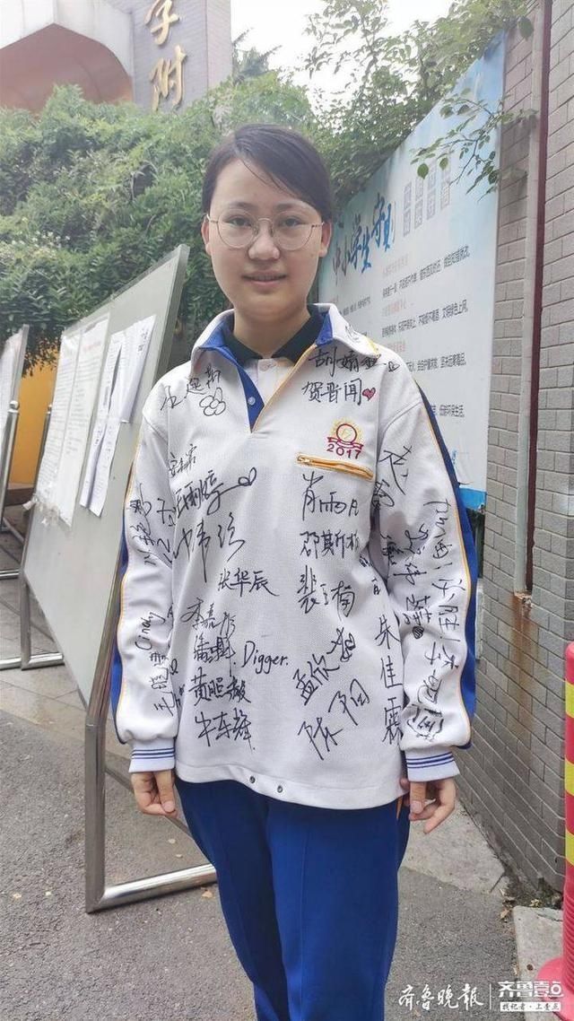 一件写满全班46个名字的衣服，成为她最好的高中毕业礼物