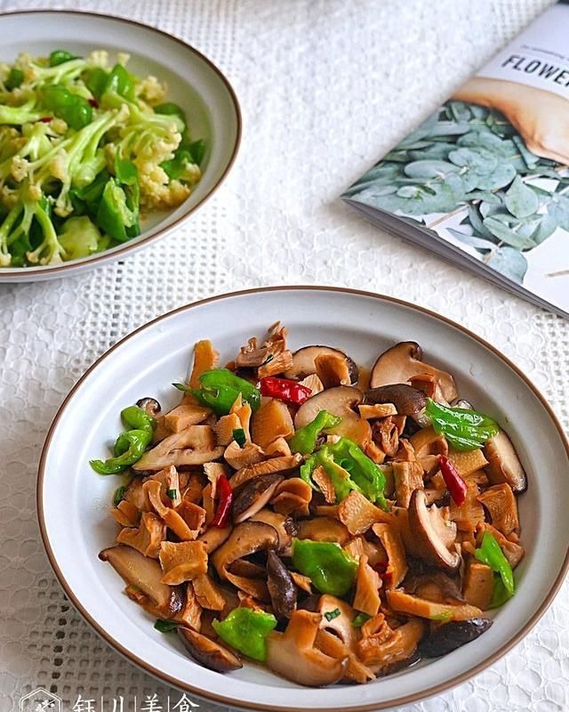 苏北一家四口的午餐火了,4菜1汤,营养又美味,网友被馋到流口水