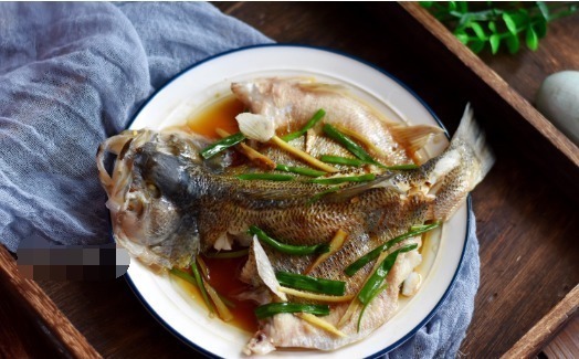 这才是清蒸鲈鱼最好吃的做法,记住这3步,蒸出来又鲜又嫩滑