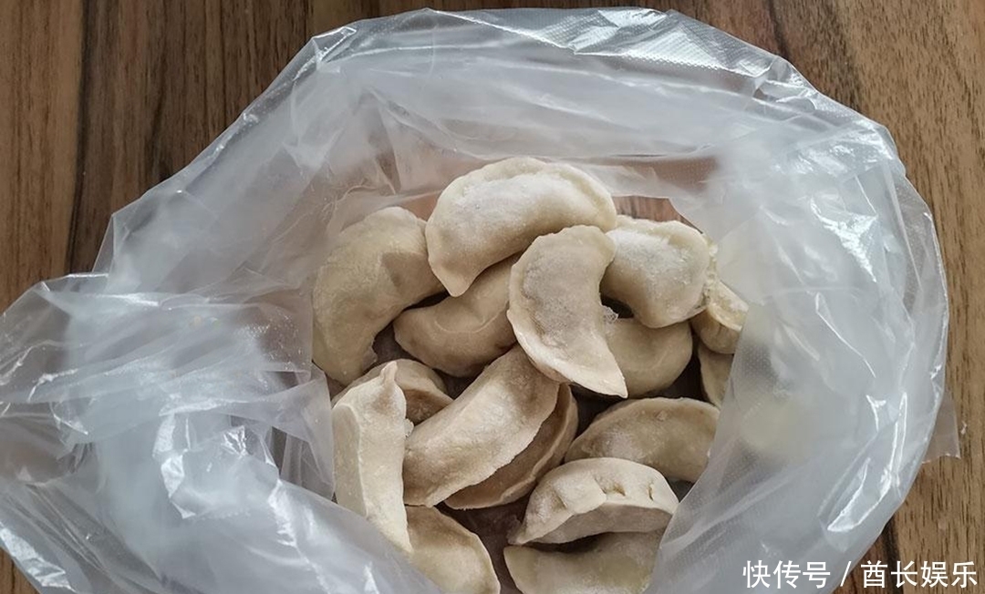 煮速冻饺子，用开水和凉水都不对，教你一招，不破皮又好吃