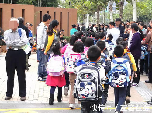 为人父母|幼儿园接娃“鄙视链”流行，钱挣得越多反而越垫底，你排在第几？