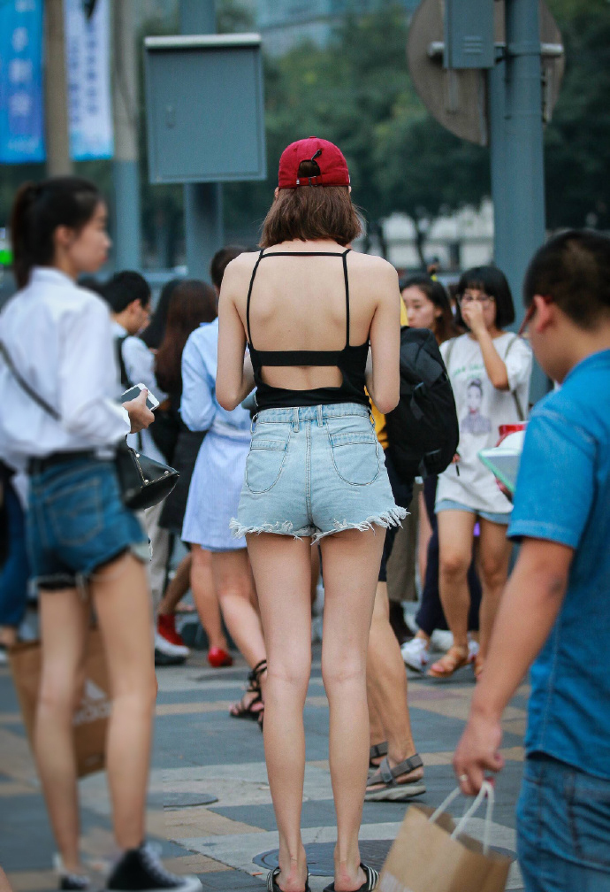牛仔短裤|小姐姐街拍炎炎夏日吊带背心搭配牛仔短裤,清凉时尚又吸睛