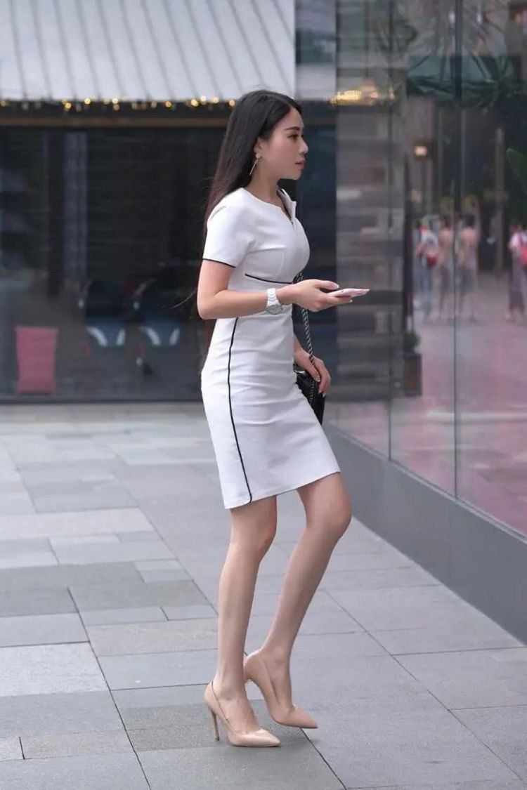 过膝靴|街拍，蓝色牛仔裤搭配过膝靴，满满的冷艳气场啊