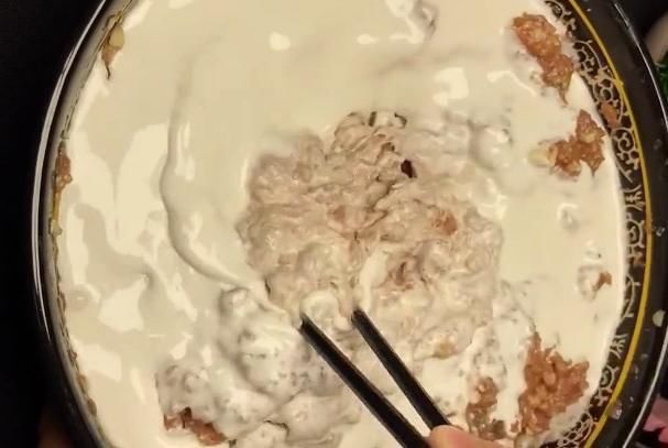 母鸡蛋|自制香肠，选料精良、干净，吃起来放心，今天分享一道蒜香红肠