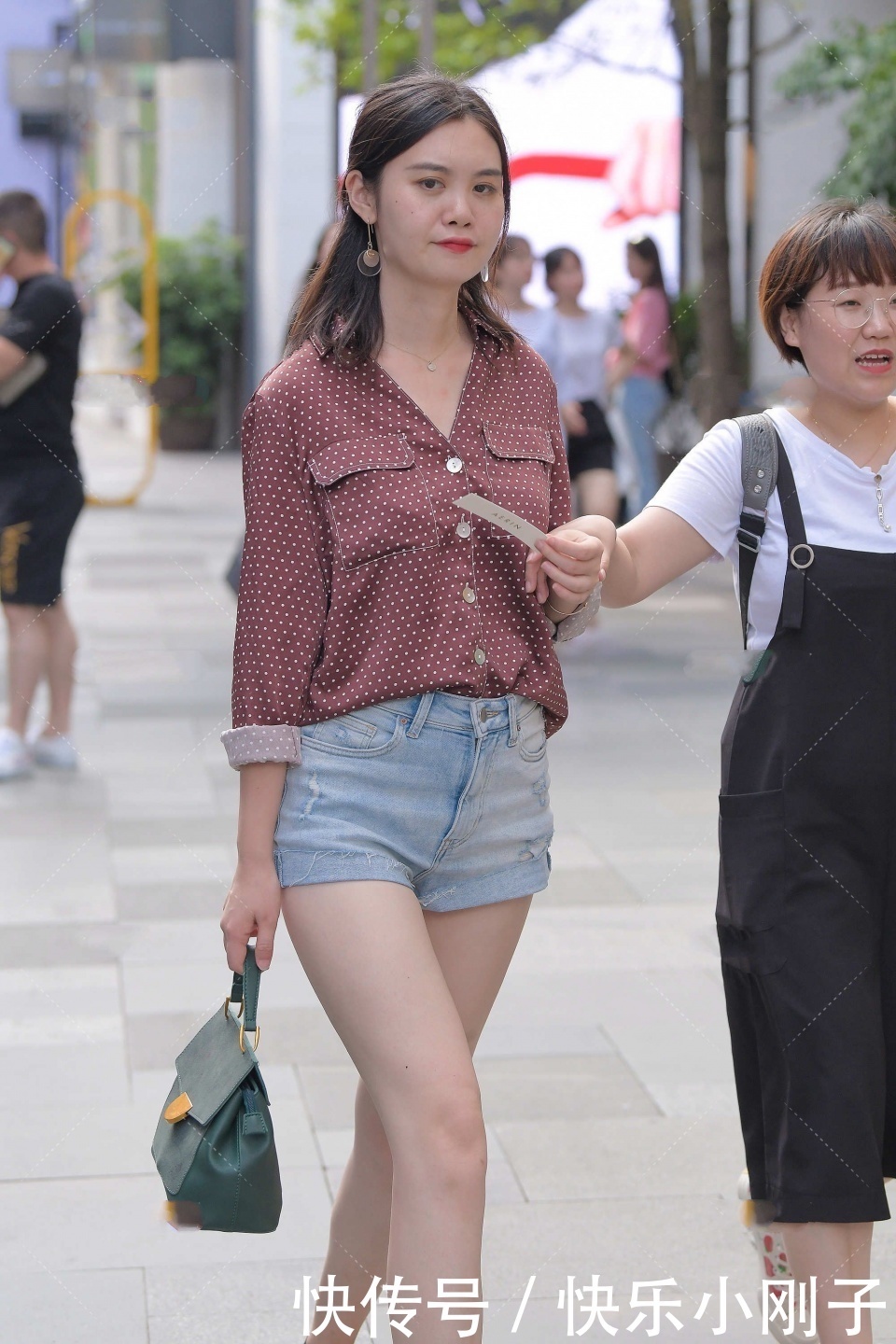 牛仔短裤|红棕色休闲衬衫,搭配浅蓝牛仔短裤,满满复古感,尽显独特气质