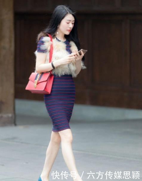 街拍美图街头小姐姐的装扮,十分清新可人,彰显落落大方的气场