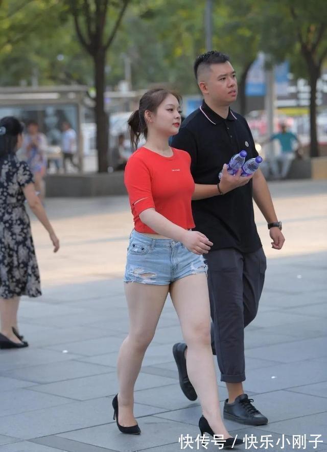 减龄 华丽优雅的打底裤减龄时髦有气质,秀出美丽长腿,自在飘逸