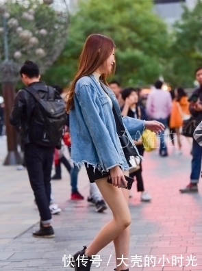光腿|街拍:光腿打造性感造型,性感风韵的小姐姐,尽显女神风范!