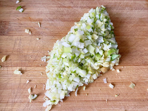 老妈闺女家小住，点餐要求吃菜卷子，女儿蒸了两大锅，全家吃美了