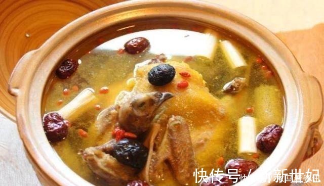 炖鸡汤，很多人第一步就错了，难怪鸡肉又柴又腥，汤不浓也不好喝