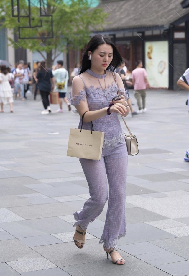 穿搭 35岁穿紫色蕾丝套装，一字肩减龄又好看，纱网材质展现轻熟风